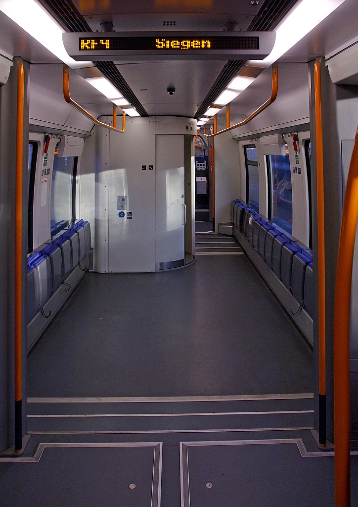 In einer  Hamsterbacke“ - Innenansicht im Bombardier Talent 2, hier in 442 260 als RE 9 - Rhein-Sieg-Express (Aachen-K�ln-Siegen) am 30.09.2012 in K�ln Hbf.