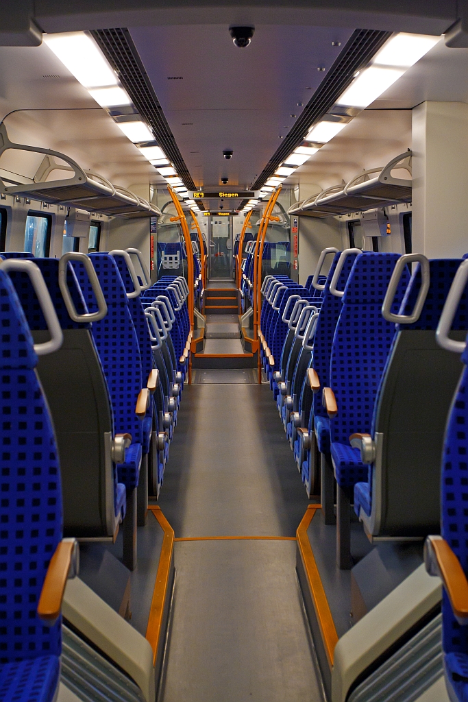 In einer  Hamsterbacke“ - Innenansicht im Bombardier Talent 2, hier in 442 260 als RE 9 - Rhein-Sieg-Express (Aachen-K�ln-Siegen) am 30.09.2012 in K�ln Hbf.