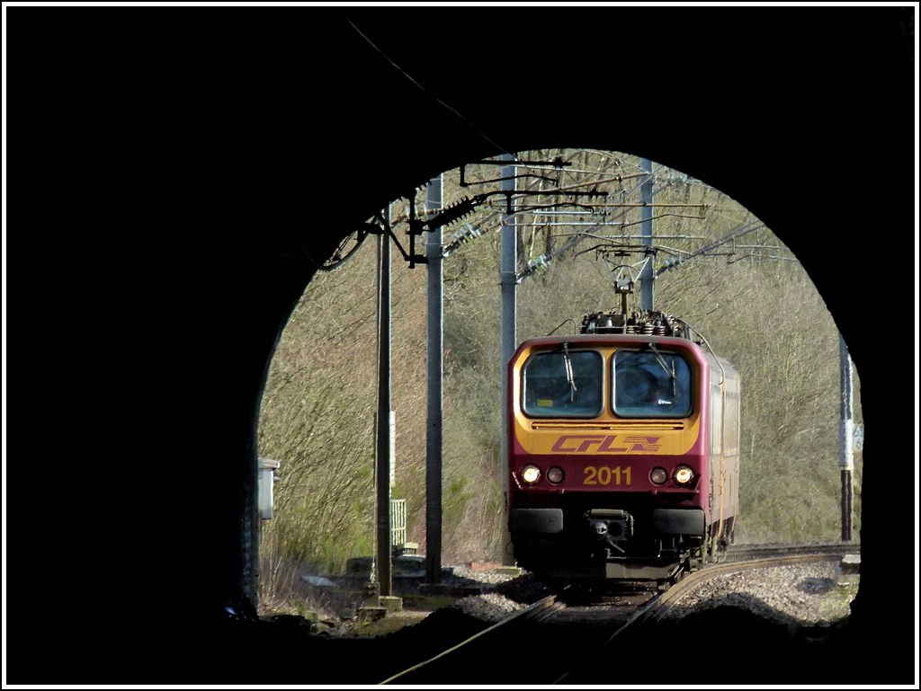 In Luxemburg gibt es auch Tunnelblicke. Am 27.03.2012 n�hert sich der RE 3765 Luxembourg - Troisvierges aus Kautenbach kommend, dem Tunnel Lellingen. (Hans)