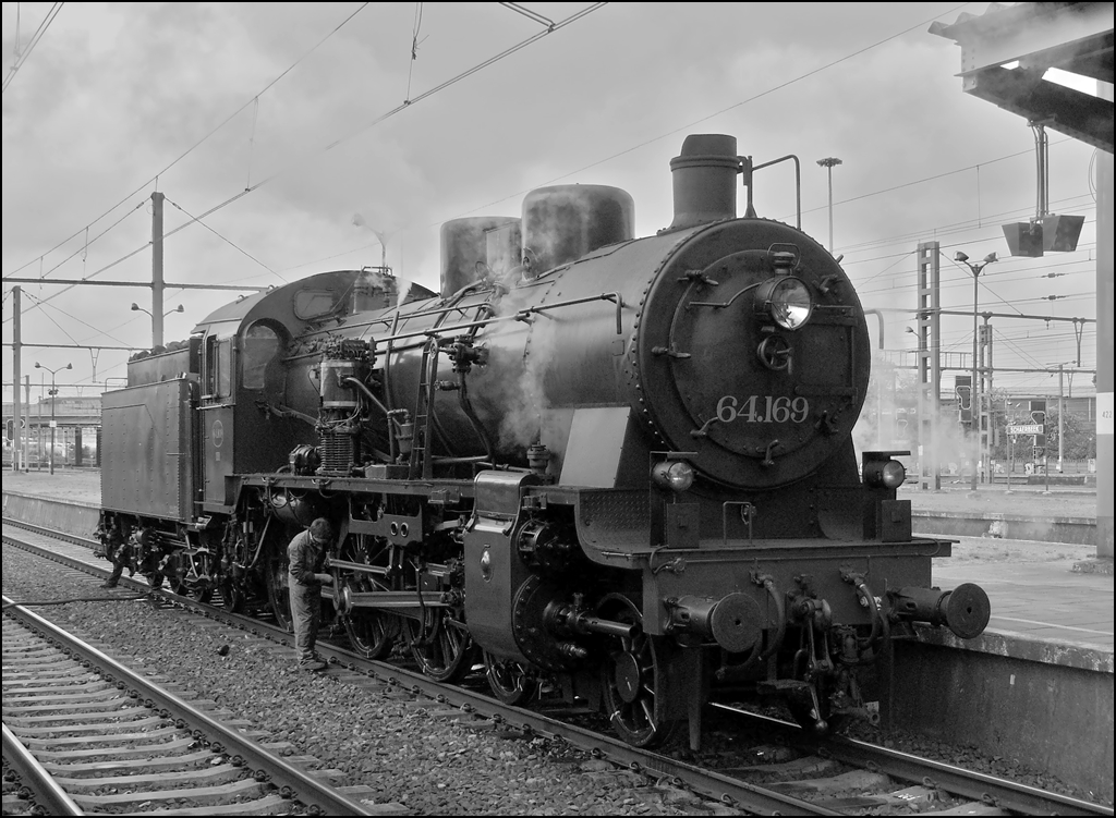 In der S/W Bearbeitung f�llt die SNCB Farbgebung der P8 nicht so offensichtlich ins Auge, da es sich bei dieser Lok ja um die rum�nische 230 084 (Fabriknummer 18939) handelt, die 2007 in die belgische HLV 64.169 umgewandelt wurde. 
Das Bild enstand am 08.05.2010 in Schaerbeek w�hrend der Feierlichkeiten zu 175 Jahre Eisenbahn in Belgien. (Hans)
