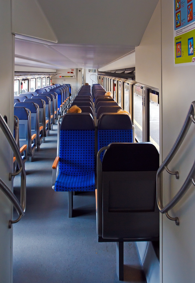 Innenansicht vom CFL 1./2 Klasse Doppelstockwagen DABpza (50 82 36-70 029 -2), am 16.06.2013 auf der Strecke Ettelbr�ck-Luxemburg. 

Hier ein Blick ins Unterdeck, hier befindet sich ein Teil der 2. Klasse.