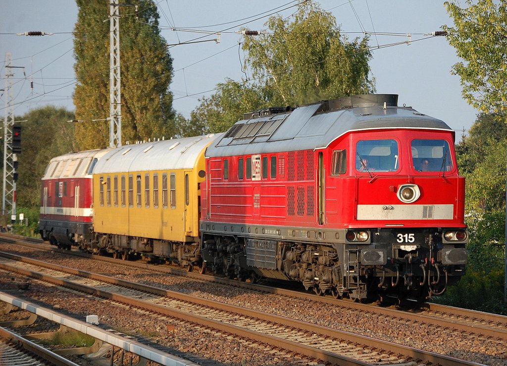 Interessanter Messzug gezogen von MEG 315 (92 80 1232 489-5 D-MEG) dazwischen Messwagen 1 und fr den Wendeverkehr am Ende MEG 206 am 24.08.11 Berlin-Karow.