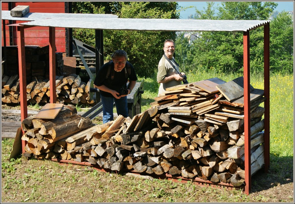 Jetzt haben sie uns entdeckt! Zwei gl�ckliche Fotografen strahlen in die Kamera.
(27.05.2012)