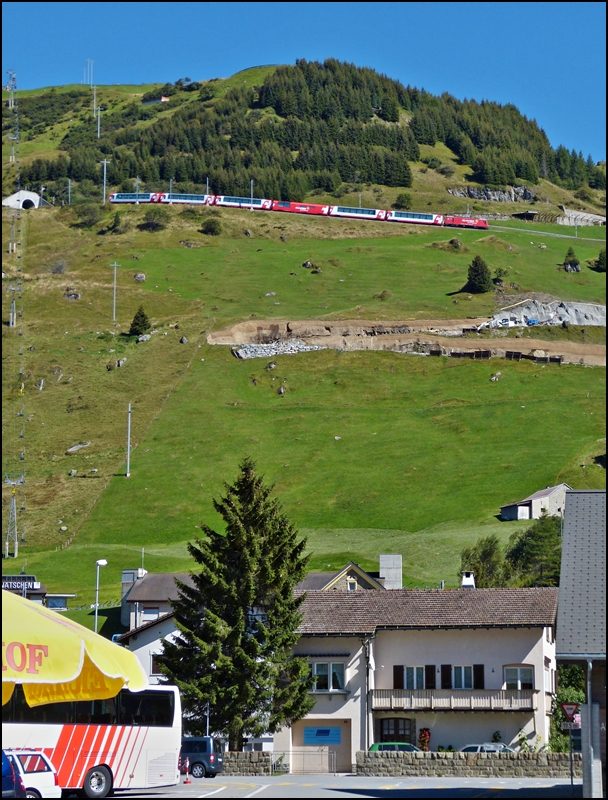 Kaum 2 Minuten sp�ter hat der Glacier Express den ersten Kehrtunnel wieder verlassen und setzt seine Talfahrt fort zwischen N�tschen und Andermatt. 16.09.2012 (Jeanny)
