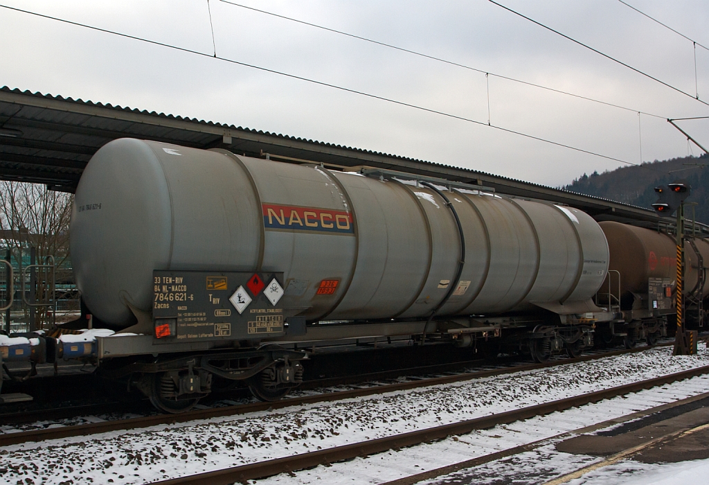 Kesselwagen Zacns die Vermietungsfirma NACCO, eingestellt unter 84 NL-NACCO 7846 641-6, in einem Zug am 19.01.2013 in Betzdorf. 
Die Gefahtguttafel zeigt an: 
Oben 336 = leicht entz�ndbarer fl�ssiger Stoff, giftig 
Unten 1093 = Acrylnitril, stabilisiert 