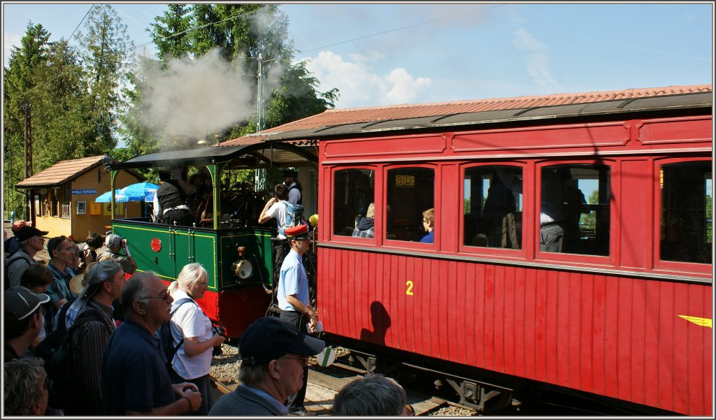Kleiner Zug, grosse Wirkung! Fasziniert bestaunen die Besucher des Blonay-Chamby Museum Lok und Wagen.
(27.05.2012)