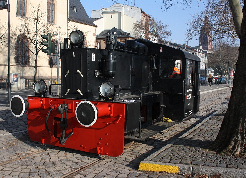 
K� 5712 der Historische Eisenbahn Frankfurt e.V. auf der Frankfurter Hafenbahn (Mainufer) am 30.01.2011. Die Lok wurde 1940 von der BMAG (Fabr.-Nr. 11494) als Typ  LDFE 110  gebaut und an das OKH - Oberkommando des Heeres f�r Heeres-Versuchsanstalt Peenem�nde geliefert. 1946 kam sie zur DR - Deutsche Reichsbahn als K� 5712, 1970 erfolgte die Umzeichnung in DR 100 912-5 und 1994 als 310 912-1 zur DB und am 30.11.1995 erfolgte die Ausmusterung, 1998 kam sie dann zur HEF.