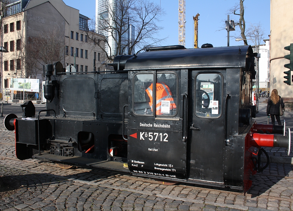 K� II 5712 der Historische Eisenbahn Frankfurt e.V. auf der Frankfurter Hafenbahn (Mainufer) am 30.01.2011. Die Lok wurde 1940 von der BMAG gebaut.