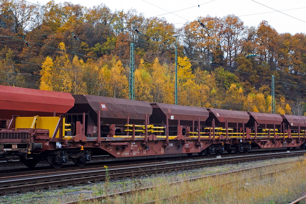 Langschienentransporteinheiten Bauart STS (1006) bestehend aus mehreren umgebauten Drehgestellflachwagen mit vier Rads�tzen der Gattung Rns-z GBX1 von Vossloh Rail Center (ehem. Stahlberg Roensch GmbH), abgestellt in Betzdorf/Sieg am 11.11.2012. 
Diese Wagen wurden 2000 von Greenbrier Swidnica (PL) gebaut. 


Techn. Daten je Wagen:  Eigengewicht 26.700 kg >  max. Zuladung 63,3 t >  max. Gesamtgewicht 90 t > L�nge �ber Puffer 22.400 mm > Drehgestelle Y25 Lsd 