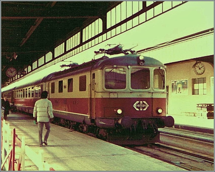 Leider ein recht schlechtes 110-Film Bild zeigt hier die SBB Re 4/4 I mit dem TEE Rheingold nach Amsterdam kurz vor der Abfahrt in Gen�ve.
6. M�rz 1982