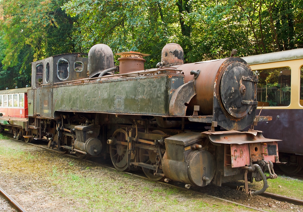 
Leider ein tristes Dasein: 
Die E 168 Malletdampflok BBn4vt der Brohltal Eisenbahn, ex E 168 der portugiesischen Staatsbahn CP (3 069 168-5), ex MD 408 (Minho e Douro), abgestellt im Bahnhof Brohl (BE), am 18.08.2011. 
Die Lok wurde 1908 von Henschel & Sohn in Kassel unter der Fabriknummer 8915 gebaut.

Technische Daten:
Bauart:    B'Bn4vt
Spurweite : 1.000 mm
Fahrgeschwindigkeit: 40 km/h  
Kesselüberdruck: 14 kp/cm2  
Dienstmasse: 40,0 t
Achsfahrmasse: 10,0 t
Wasserkasteninhalt: 4,5  m3  
Brennstoffvorrat: 1,3 t (Kohle)
