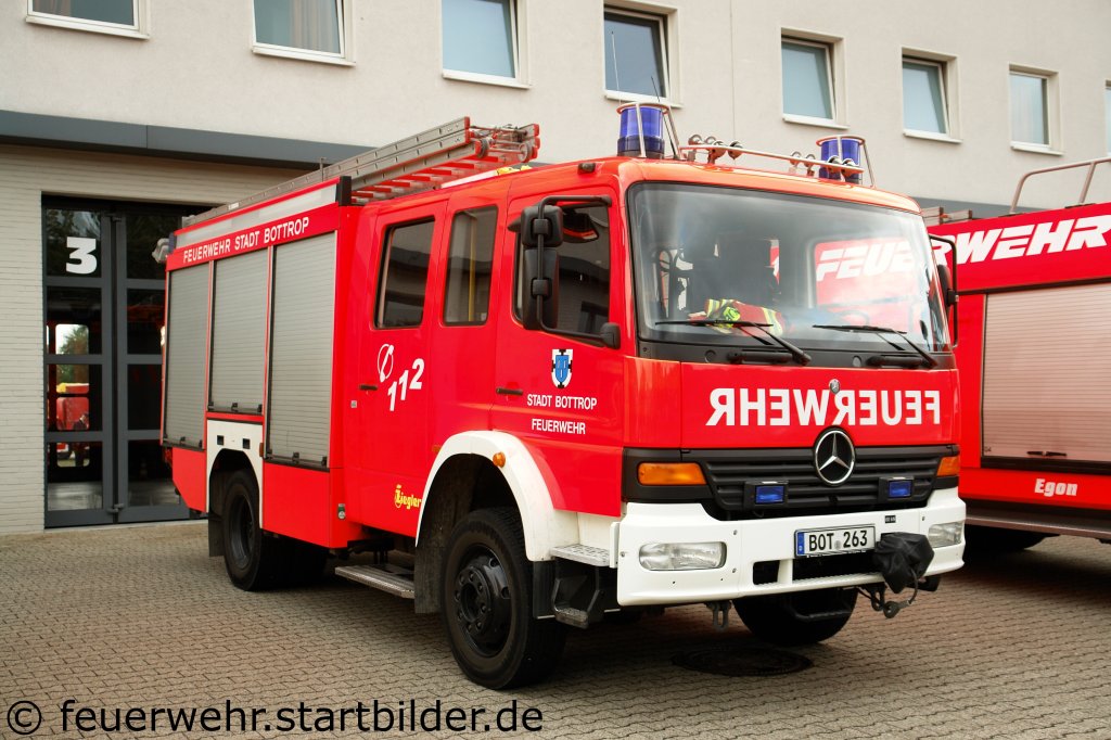 LF 16/12 (1/46/2) der Feuerwehr Bottrop mit Ziegler aufbau.
Standort von diesem Fahrzeug ist die Wache 1.
Aufgenommen am 18.9.2011 beim Tdo der FF Altstadt.
