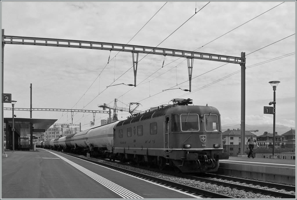 Lichtbedingt  nur  S/W: Re 6/6 11648 mit einem �lzug bei der Durchfahrt in Prilly Malley. 
30. Juli 2012