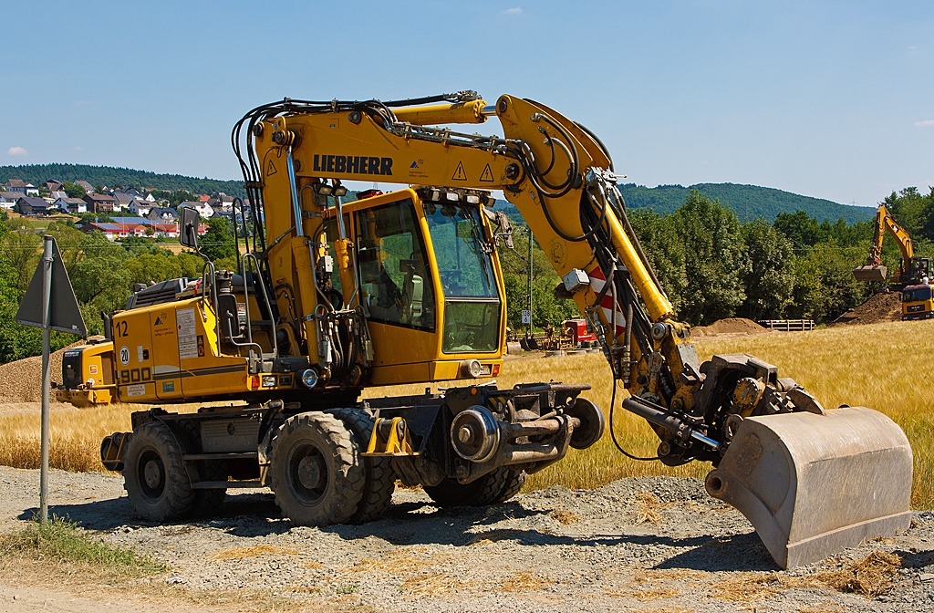 
Liebherr A 900 C ZW Li / 1031 Zweiwegebagger (Kleinwagen-Nr. 99 80 9903 009-5) der ITG GmbH Stralsund, am 22.07.2013 bei Katzenfurt  (Lahn-Dill-Kreis) an der KBS 445. 
Der Bagger hat ein Eigengewicht von 22,5 t, eine Anh�ngelast von 120 t und eine H�chstgeschwindigkeit von 20 km/h.