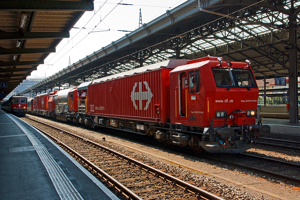 L�sch- und Rettungszug (LRZ)  Lausanne  der SBB hat einen liegengebliebenen IR am 29.05.2012 in den Bahnhof Lausanne geschleppt. Bei der SBB sind nur wenige Dieselloks vorhanden, so greift man hier auf den LRZ zur�ck und dieser wird auch mal bewegt.

Der L�sch- und Rettungszug ist dreiteilig, LRZ   Lausanne   besteht aus:
Rettungsfahrzeug XTmas 99 85 9147 004-3 auf Basis des Windhoff MPV mit Unterflurantrieb, 2 x 390 kW (MTU- PowerPack),
Tankl�schwagen Xans 99 85 9375 004-0  Basisfahrzeug (JMR) mit einem Tankvolumen von 48 m� Wasser und 1,5m� Schaummittel, der Wagen hat keinen eigenen Antrieb.
Ger�tefahrzeug XTmas 99 85 9177 004-0 auf Basis des Windhoff MPV mit Unterflurantrieb, 2 x 390 kW (MTU- PowerPack),
Die F�hrerst�nde und die Container sind druckdicht und haben eine Atemluftversorgung, der betr�gt insgesamt ca. 1,5 Mio. Liter, dies reicht f�r eine Einsatzdauer von 4,5 Stunden.
Die L�sch- und Rettungsz�ge vom Typ LRZ 08 sind von einem Konsortium unter der F�hrung der Windhoff Bahn- und Anlagentechnik aus Rheine mit den Partnern Dr�ger Safety, Joseph Meyer und Vogt AG gelieferte worden. 