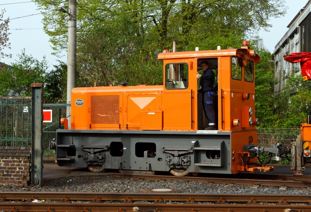 
Lok 101 der SWB (Stadtwerke Bonn Verkehrs GmbH) mit Arbeitswagen am 11.04.2011 vor dem Betriebshof in Bonn-Beuel. Die Lok ist eine Deutz Typ A6M 517 R , Fabr.-Nr. 47164, Baujahr 1952, sie hat eine Leistung von 107 PS.
Einen freundlichen Gru� zur�ck.
