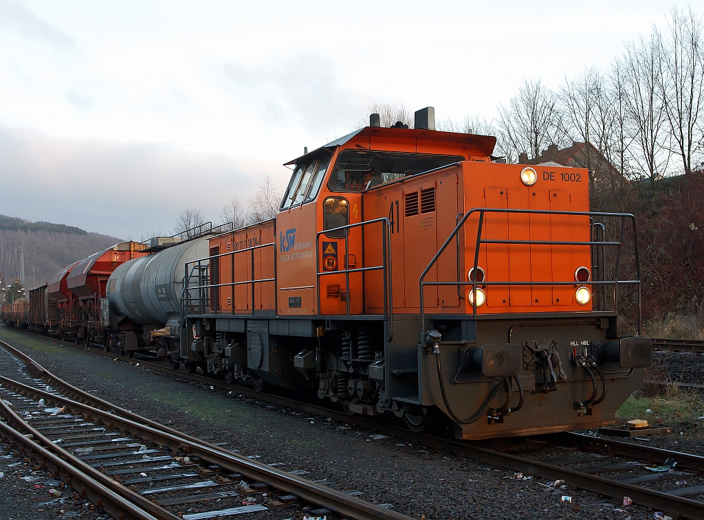 Lok 41 der Kreisbahn Siegen-Wittgenstein (KSW) am 25.01.2012, auf KSW eigenem Rangierbahnhof, in Herdorf.  Sie steht mit einem G�terzug zur �bergabefahrt, Richtung Betzdorf, bereit. Die Lok ist eine MaK DE 1002, Baujahr 1988.