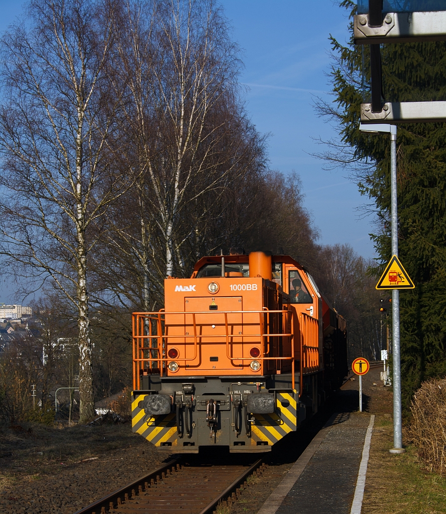 Lok 44 (MaK G 1000 BB) der Kreisbahn Siegen-Wittgenstein (KSW) mit 2 G�terwagen am 04.03.2011 in Neunkirchen-Altenseelbach, sie kommt von Burbach auf DB Gleis KBS 462 ( Hellertalbahn)und f�hrt nach Herdorf, wo die KSW eine Gleisanlage betreibt. Dort werden dann kompl. Z�ge zusammengestellt.
