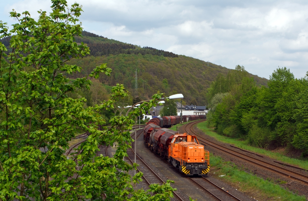 Lok 44 (MaK G 1000 BB) der Kreisbahn Siegen-Wittgenstein (KSW) steht mit einem G�terzug am 08.05.2012 zur �bergabefahrt nach Betzdorf/Sieg bereit, hier in Herdorf auf dem KSW Bahnhof.