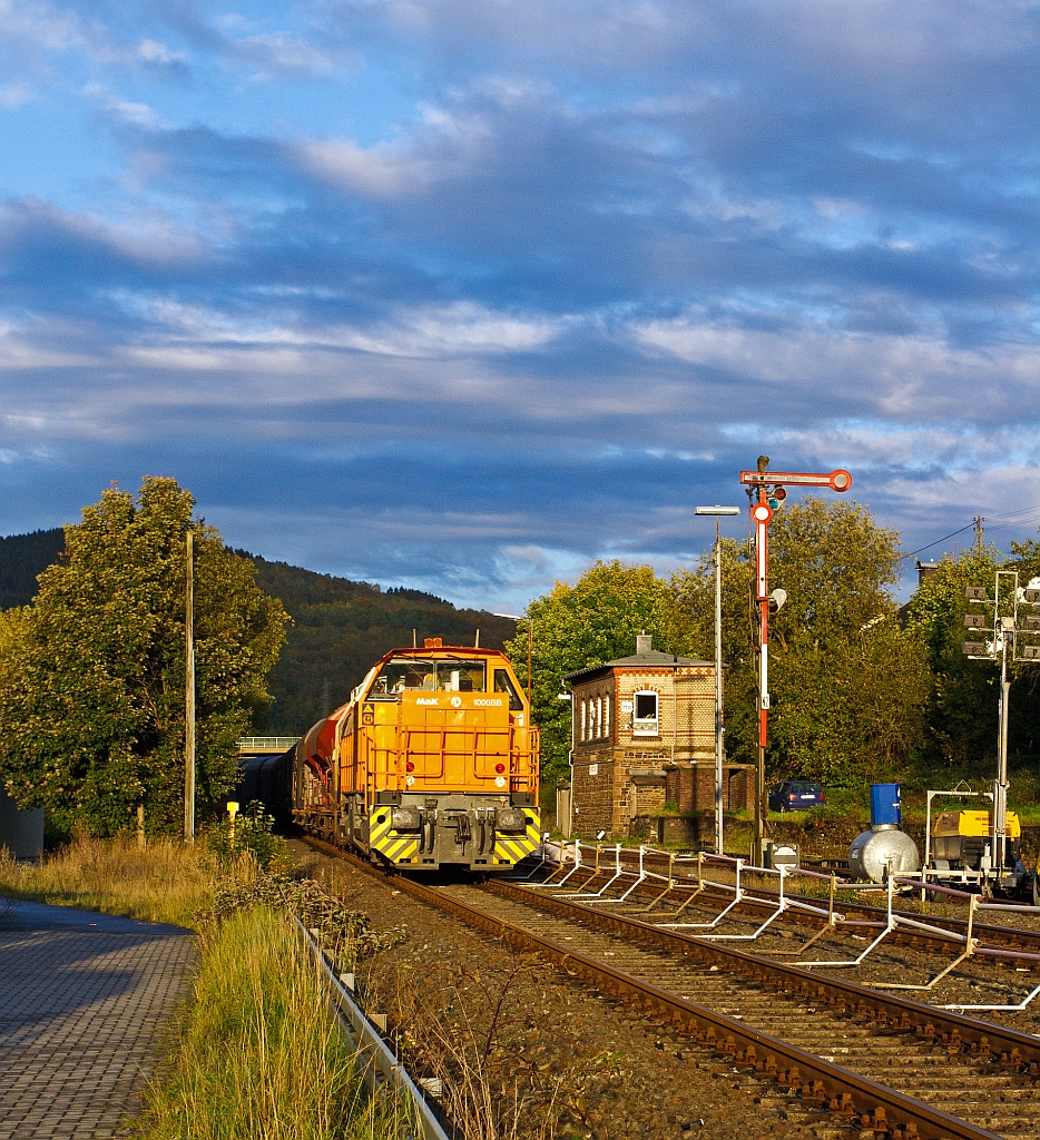 Lok 44 (MaK G 1000 BB) der Kreisbahn Siegen-Wittgenstein (KSW) mit G�terzug am 12.10.2012 auf �bergabefahrt nach Betzdorf/Sieg, hier beim Stellwerk Herdorf Ost (Ho). Rechts das Gleis 2 wird zur Zeit erneuert.