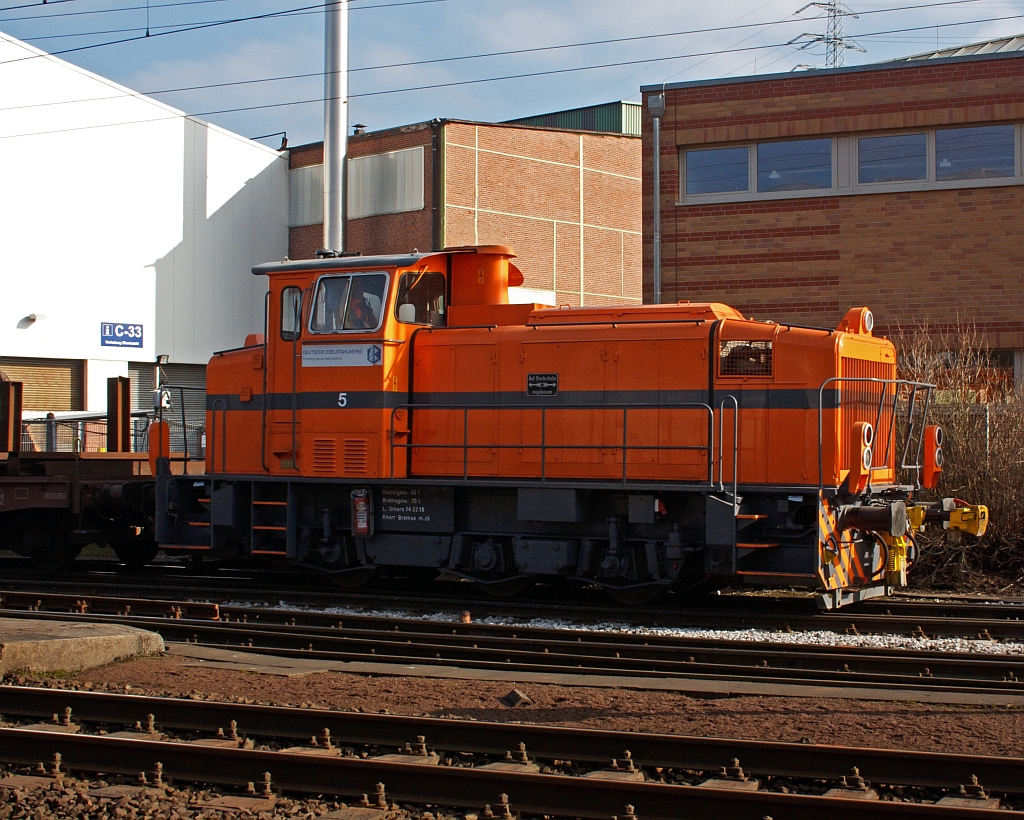 
Lok 5  Helga  der Deutschen Edelstahlwerke (DEW), zuvor Edelstahlwerke Südwestfalen auf den Werksgleisen am 21.02.2011 in Siegen-Geisweid. Die Lok ist eine Mak G 500 C , Baujahr 1975, Fabr.-Nr. 500074 , Bauart C-dh . 