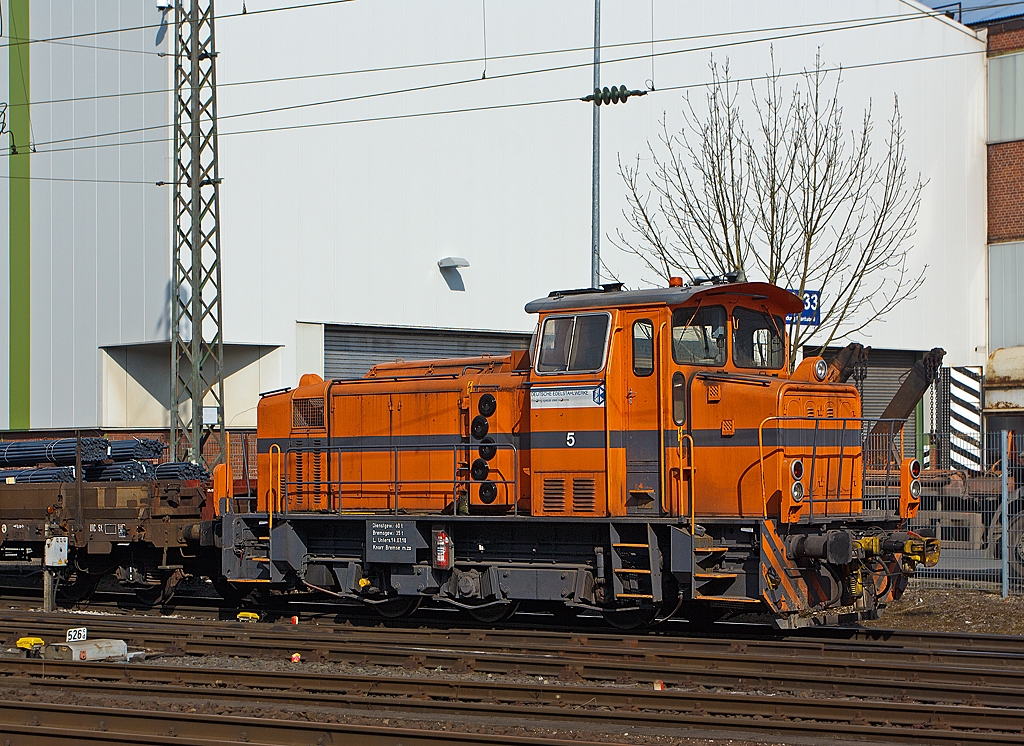 
Lok 5  Helga  der DEW Deutschen Edelstahlwerke (gehört zur Schmolz + Bickenbach AG), zuvor Edelstahlwerke Südwestfalen, rangiert am 27.03.2013 auf den Werksgleisen in Siegen-Geisweid. 

Die Lok ist eine Mak G 500 C und wurde 1975 unter der Fabriknummer  500074 (die letzte dieser Serie) gebaut und als  Lok 72 an Krupp Stahl AG, Werk Duisburg-Rheinhausen geliefert. Ein Umbau auf Funksteuerung erfolgte 1979. Durch die anstehende Schließung des Standortes Rheinhausen kam die Lok am 06.11.1987 hier zum damals zur Krupp Stahl AG gehörende Werk Siegen-Geisweid.

Unter der Bezeichnung MaK G 500 C baute die Maschinenbau Kiel (MaK) ab 1966 eine dreiachsige Lokomotive (insgesamt 22 Stück) mit dieselhydraulischem Antrieb, überwiegend für die Montanindustrie. Die bedeutendste Veränderung gegenüber den Lokomotiven des ersten Typenprogramms war der Einsatz von Gelenkwellen statt des zuvor verwendeten Stangenantriebs mit Blindwelle.

Technische Daten:
Achsfolge: C
Länge über Puffer: 9.860 mm
Dienstgewicht: 60 t
Motortype: MaK 6 M 282 
Leistung: 390 kW (530 PS) bei 1050/min
Getriebe: Voith, Typ L 4r4
Höchstgeschwindigkeit: 43 km/h
Kleinster befahrbarer Gleisbogen: R 40 m
