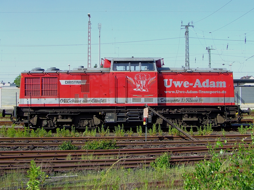 
Lok Adam 11  Christina  der  Fa. Uwe-Adam-Transporte am 24.05.2009 abgestellt in Troisdorf. Die Lok eine V 100.1 wurde bei LEW in Hennigsdorf 1973 (Fabr.-Nr.13915) gebaut , 1990 erfolgte der umbau in DR 112 597-0 und 1992 die Umbezeichnung in 202 597-1 und 1999 die Ausmusterung bei der DB.