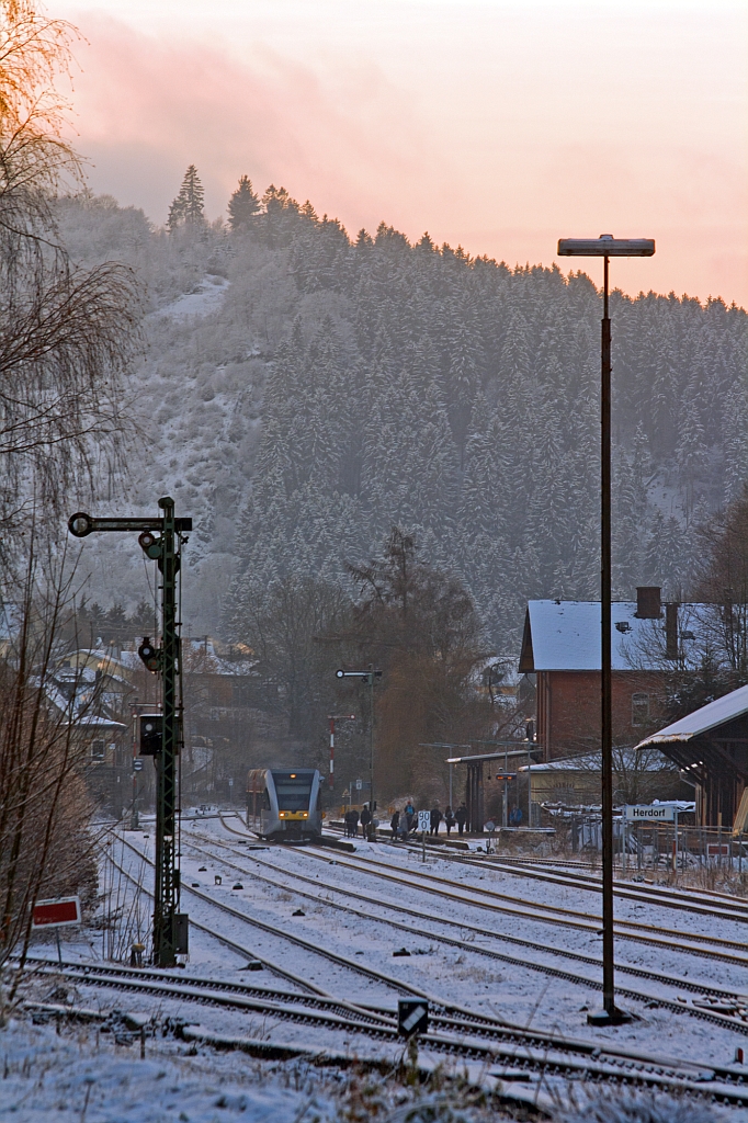 Mal was zum scrollen (Hier wollte ich oben und unten nichts abschneiden) - Ein Stadler GTW 2/6 der Hellertalbahn h�lt am 06.12.2012 im Bahnhof Herdorf, er f�hrt die Strecke Betzdorf/Sieg - Herdorf - Neunkirchen.