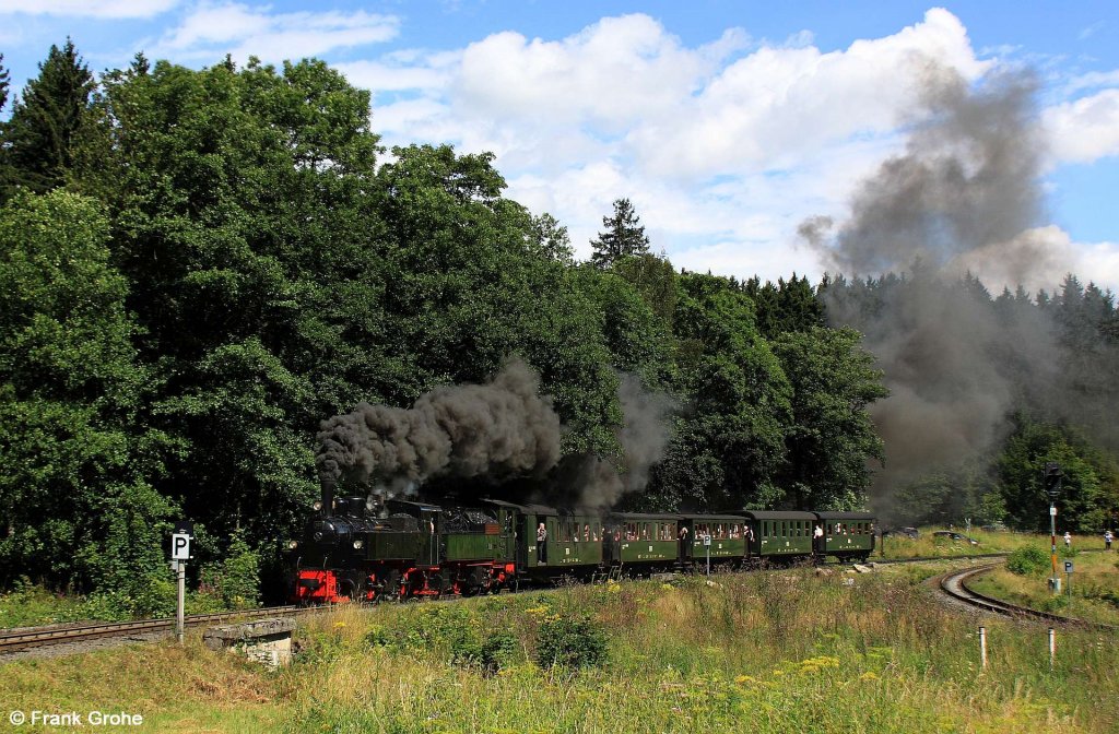 Mallet-Lokomotive 105 der Museumsbahn Blonay-Chamby + Mallet-Lokomotive der HSB 99 5902 NWE 12 vor Traditionszug der Harzer Schmalspurbahnen als Sonderzug Wernigerode - Brocken, fotografiert bei Ausfahrt Drei Annen Hohne am 04.08.2012 --> die Traditionslok der HSB wurde von der Firma Arnold Jung, Jungenthal als Nr. 261 im Jahr 1898 gebaut