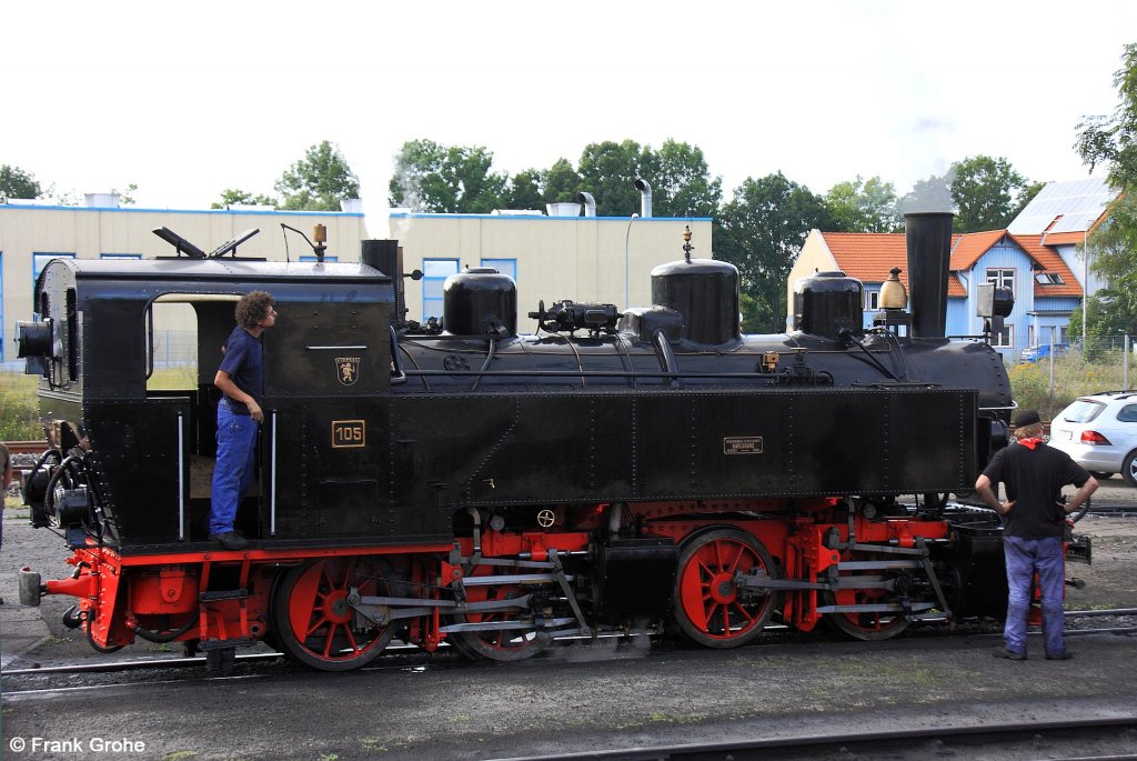 Mallet-Lokomotive 105 der Museumsbahn Blonay-Chamby als Gast aus der Schweiz bei den Harzer Schmalspurbahnen, hier am Abend des 04.08.2012 bei der Restaurierung im Bw Wernigerode nach ihrem Einsatz vor Sonderzug zum Brocken --> Die Lok wurde 1918 von der Maschinenbau-Gesellschaft Karlsruhe mit der Nr. 2051 gebaut.