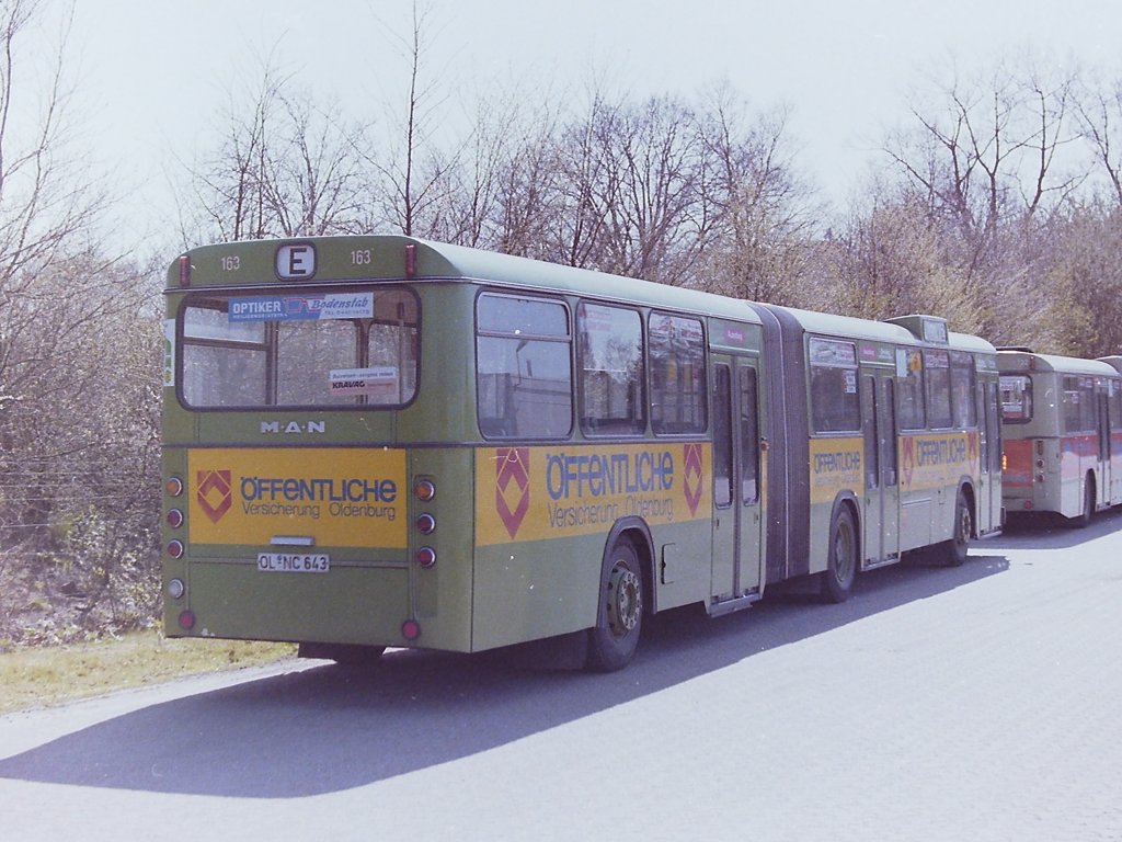 MAN SG 220. Dieser Bustyp galt als unmittelbarer Nachfolger des SG 192. Bei MAN stand die Bezeichnung SL f�r Standard-Linienbus und SG f�r Standard-Gelenkbus. Die Zahl dahinter gab die Motorleistung der Basisvariante in PS an. Der SG 220 wurde von 1978 bis 1983 gebaut. Er war der letzte von MAN produzierte Seriengelenkbus, dessen Motor nicht im Heck, sondern zwischen den beiden vorderen Achsen lag und dessen Nachl�ufer von der Firma G�ppel in Augsburg hergestellt wurde. Der  Antrieb erfolgte auf die mittlere Achse. Die Busse waren daher trotz entsprechender Kapselung im Inneraum sehr laut, der Fahrzeugboden lag noch h�her als im Solowagen und schr�nkte die Kopffreiheit ein. Im Gegensatz zu den SG 192 und dem 890 SG sa� die zweite T�r aber trotz Unterflurmittelmotor wie bei den Solowagen direkt vor der zweiten Achse. Der Bus war sogesehen ein Relikt aus alten Zeiten und in der Entwicklung von Daimler Benz inzwischen �berholt. MAN war es zu diesem Zeitpunkt noch nicht gelungen mittels Heckmotor einen Antrieb der zweiten oder hinteren Achse zu konstruieren, ohne die Fahreigenschaften einzuschr�nken.
1980 brachte MAN den Nachfolger, den SG 240 H auf den Markt. Das  H  stand in diesem Fall f�r Heckmotor. Der Antrieb erfolgte anders als bei Mercedes nach wie vor auf die mittlere Achse. Der SG 220 war mit 16,48 m auf 53 Sitz- und 106 Stehpl�tze ausgelegt. Der o.a. Wagen 163 blieb ein Einzelst�ck in Oldenburg. Er war aber der erste Gelenkbus mit Automatikgetriebe.
