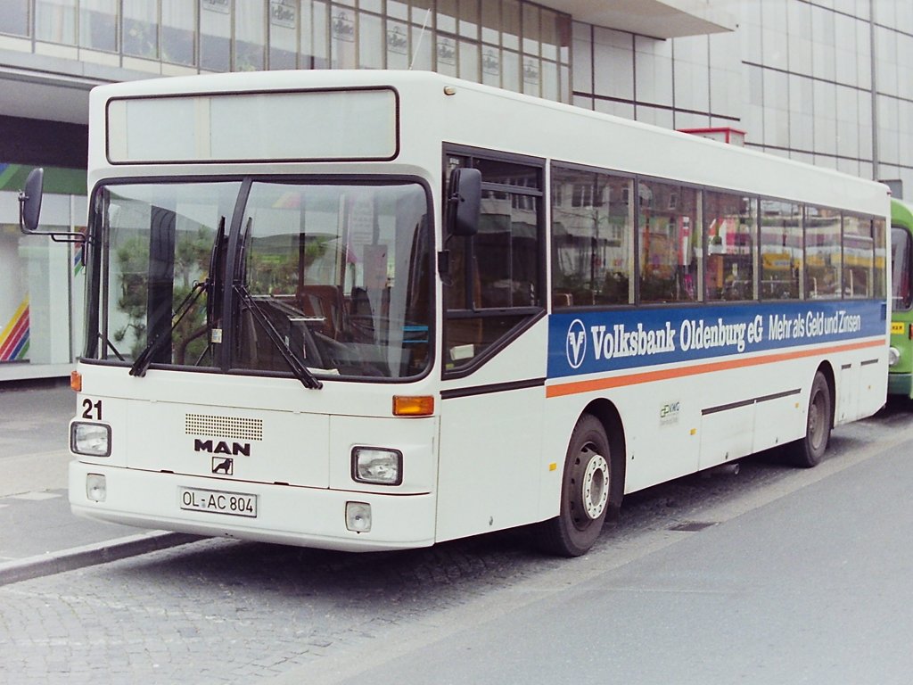 MAN SL 202. Der SL 202 war der erste von MAN, auf Basis des V�V-Lastenheftes f�r Standard-Linienbusse der zweiten Generation, entwickelte Omnibus. Er war somit direkter Nachfolger des SL 200. MAN produzierte den Bus ab 1984 zun�chst noch parallel zum SL 200 und beendete den Bau dieses Busses 1993. Der Bedarf an Hochflurbussen war einfach zu gering geworden. 
Mit 11,52 m war der SL 202 etwa einen halben Meter l�nger als sein Vorg�nger. Das brachte nur etwas mehr an Sitz- und Stehpl�tzen, da gleichzeitig die Beinfreiheit in den Bussen vergr��ert wurde. F�r den SL 202 gab es, wie auch schon beim SL 200, verschiedene Motorvarianten. Die ersten zwei Exemplare erreichten Oldenburg 1988, zusammen mit dem ersten Gelenkbus vom Typ O 405 G. Da der SL 202 nicht mit einem Hublift angeboten wurde und die VWG diesen Service dankenswerter Weise ausbauen wollte, war der Anteil der SL 202 im Fuhrpark der VWG nicht mit dem Erfolg des SL 200 in Oldenburg zu vergleichen. Mit Einf�hrung der Niederflurtechnik und dem damit verbundenen Wegfall der Hublifte �nderte
sich dieses Verh�ltnis wieder.
