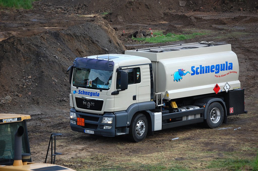 MAN TGS Tankfahrzeug der Fa. Schnegula lt Gefahrstofftafel fpr Dieselkraftstofftransporte zum Betanken der Baumaschinen, 11.05.12 Berlin-Pankow.