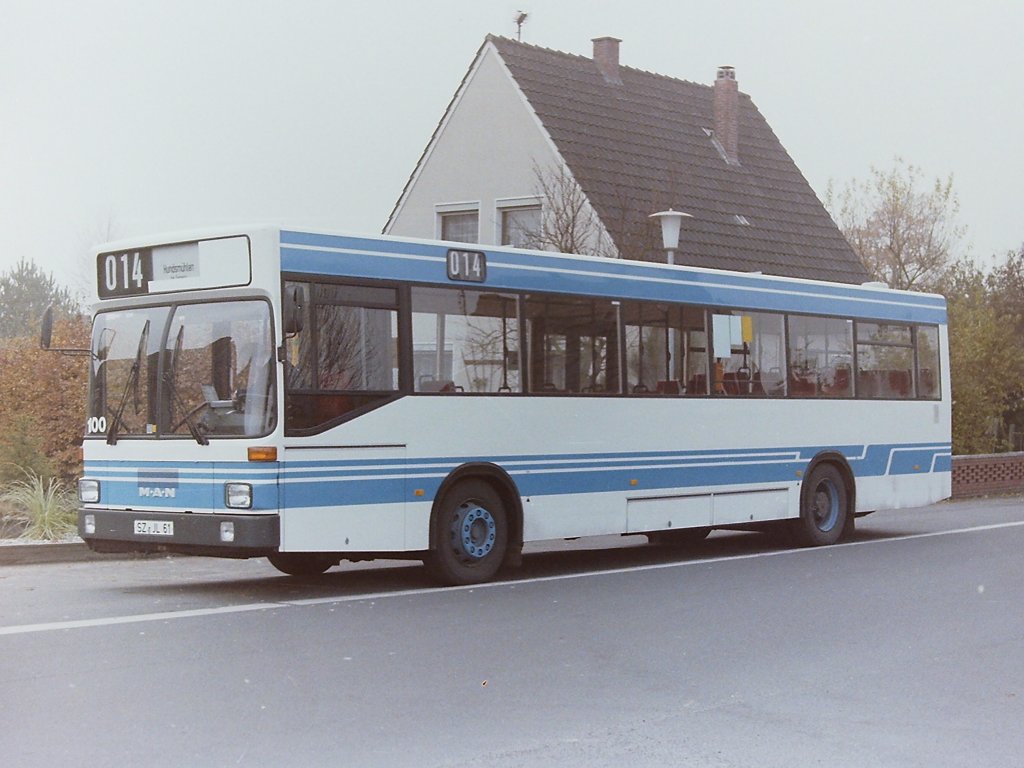 MAN Vorf�hrwagen SL 202, SZ-JL 61, Wagen 100, FIN: WMA8950299B009112. Da war er nun. Der erste Standardlinienbus Typ II, oder wie er auch wegen seiner eckigen Form scherzhaft genannt wurde : der erste Schuhkarton. Mehrere Wochen war der MAN SL 202 in Oldenburg im Einsatz. Mit 11,52m war der Bus unwesentlich l�nger als sein Vorg�nger, das Sitzplatzangebot war �hnlich, die Motorleistung variierte zwischen 200 und 240 PS. �u�erlich war der Bus nat�rlich wie schon angedeutet deutlich anders entwickelt. Da wo sonst alles rund war, herrschten nun eher kantige Formen. Das galt f�r die Scheinwerfer, ebenso wie f�r das Dach. Die Linienkennung und Zielschilder waren zur Freude der Fahrg�ste gr��er und damit deutlicher lesbar und wurden zur Freude der Fahrer jetzt nicht mehr per Hand gedreht.