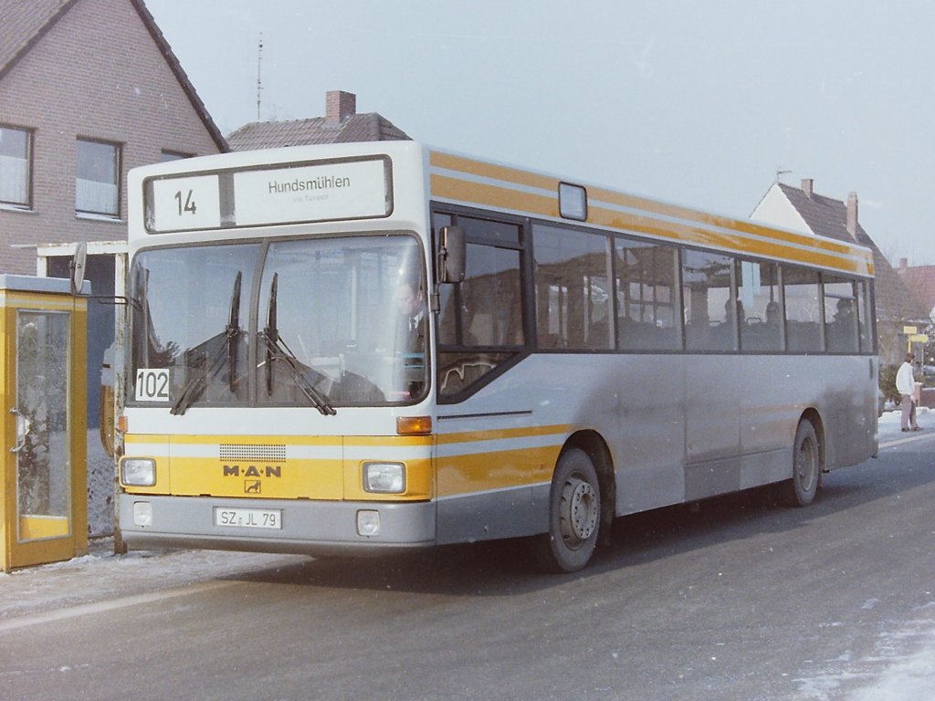 MAN Vorf�hrwagen SL 202, SZ-JL 79, Wagen 102. Ebenfalls im Februar 1986 folgte ein weiterer MAN SL 202. Abgesehen von dem B�ssing-L�wen unter dem M.A.N-Schriftzug war zun�chst kein Unterschied zu dem SL 202 erkennbar, der Ende 1985 eingesetzt war. Leider fehlen meine Unterlagen dazu, soda� ich nur vermuten kann, dass der Bus mit einer anderen Motorvariante ausgestattet war. Sachdienliche Hinweise dazu nehme ich gerne entgegen.