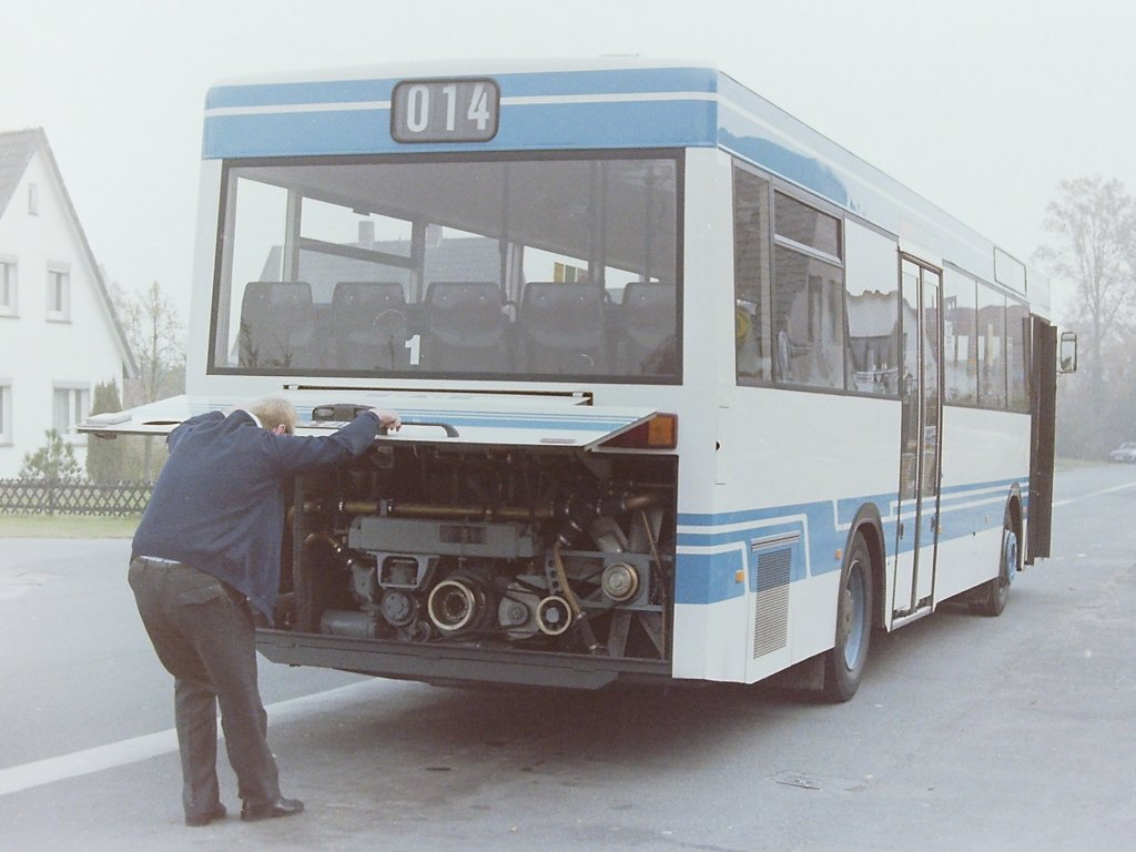 MAN Vorf�hrwagen SZ-JL 61. Diese �nderungen galten auch f�r das Heck. Die r�ckw�rtigen Leuchten waren jetzt �ber der Heckklappe in waagerechter Position angebracht und so sehr die Fahrer auch danach suchten, gro�e Ver�nderungen brachte der V�V Linienbus Typ II nicht mit. Der Bus lief in Oldenburg wegen der nicht passenden Zielschilder nur auf der Linie 14. Au�erdem war so gew�hrleistet, das viele Fahrer der Reihe nach einmal diesen Bus in ihrer Schicht hatten.
Der Bus war �brigens vorher bis Juli bei den Stadtwerken G�ttingen als Vorf�hrwagen ( http://goebus.piranho.de/lk-goettingen/goevb/vorfuehrwagen/vorfuehrwagen-txt.htm ) und danach bis zum Ende des Jahres bei den Stadtwerken Gie�en.
