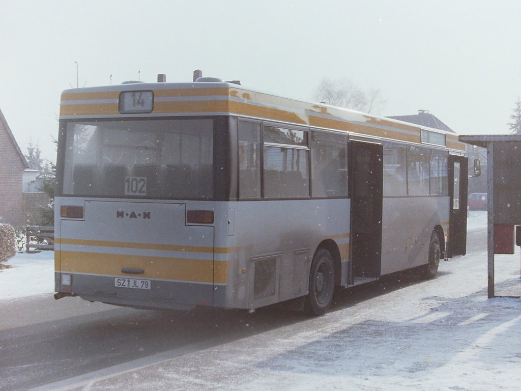 MAN-Vorf�hrwagen SZ-JL 79. Hier nun ein Foto mit geschlossener Heckklappe, auf dem die neue Anordnung der hinteren Beleuchtungselemente besser zu erkennen ist als bei der Aufnahme des ersten MAN-Vorf�hrwagen. Die Bilder entstanden wieder an der Endstation der Linie 14 in OFENERDIEK.