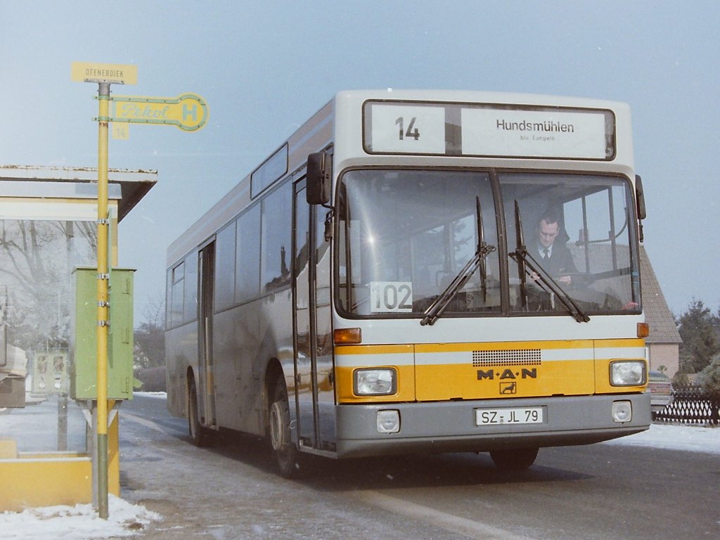 MAN-Vorf�hrwagen SZ-JL 79. Neben einem Blick auf den Bus aus der Froschperspektive, zeigt diese Aufnahme auch die damalige Form der Haltestellenkennzeichnung. Auf der sogenannten Fahne steht immer noch  Pekol . Darunter ist ein kleines Schild mit der Nummer der Linie, die an dieser Haltestelle h�lt, also in diesem Fall die 14. Im Hintergrund ist einer der Fahrkartenautomaten zu sehen, an denen man Viererkarten ziehen konnte. Wohlgemerkt : 4 Fahrkarten f�r einen  Heiermann , also 5,- DM. Um den  Pekol -Schriftzug auf den Haltestellenfahnen zu ersetzen ...