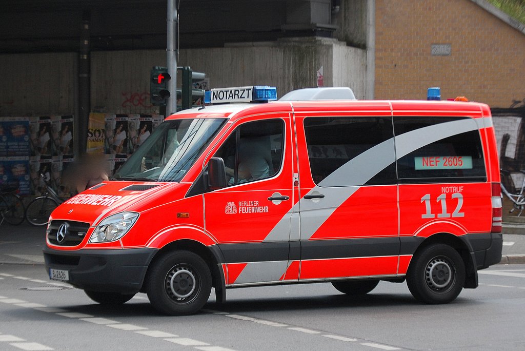 MB Sprinter Notarzteinsatzfahrzeug (NEF 2605) der Berliner Feuerwehr, 06.07.12 Berlin-Pankow. 