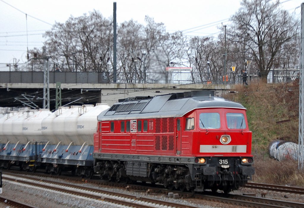 MEG 315 (92 80 1232 489-5 D-MEG) mit Ganzzug tschechischer Zementstaubsilowagen (CEMEX) am 19.12.11 Berlin-Springpfuhl.