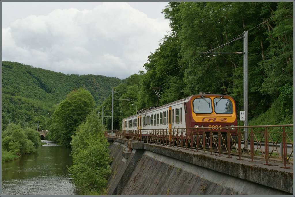 Meine Antwort auf Armins Zugsuchbild: Hier ist der  Z2  2004 auf der Fahrt nach Wiltz fast an der selben Stelle zu sehen wo Armin einen gleichen Triebzug aus luftiger H�he eine gute Stunde sp�ter fotografiert hat.
Kautenbach, 15. Juni 2013