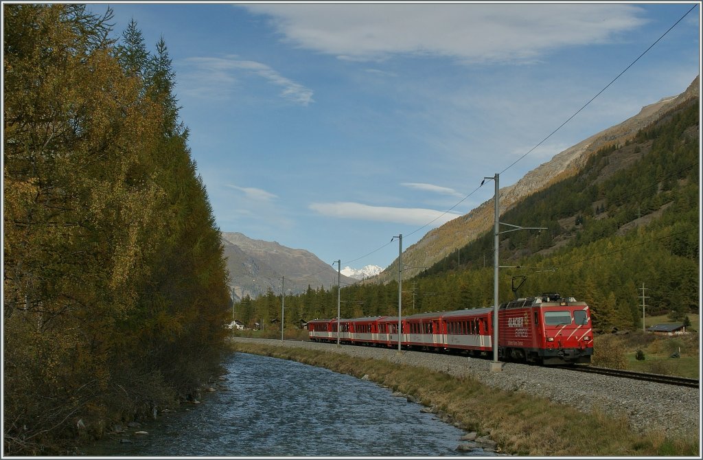 MGB HGe 4/4 mit ihrem Zug nach Zermatt kurz vor T�sch.
19. Okt. 2012