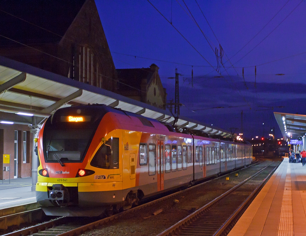 Mit diesem 5-teiligen Flirt 429 041 / 541 der HLB (Hessischen Landesbahn) bin ich am 28.09.2012, auf meiner Reise nach Brienz, von Siegen nach Gie�en gefahren. Nun steht er wieder als RE 99 (Main-Sieg-Express) zur Abfahrt nach Siegen bereit. 
(Aufnahme aus der Hand).
