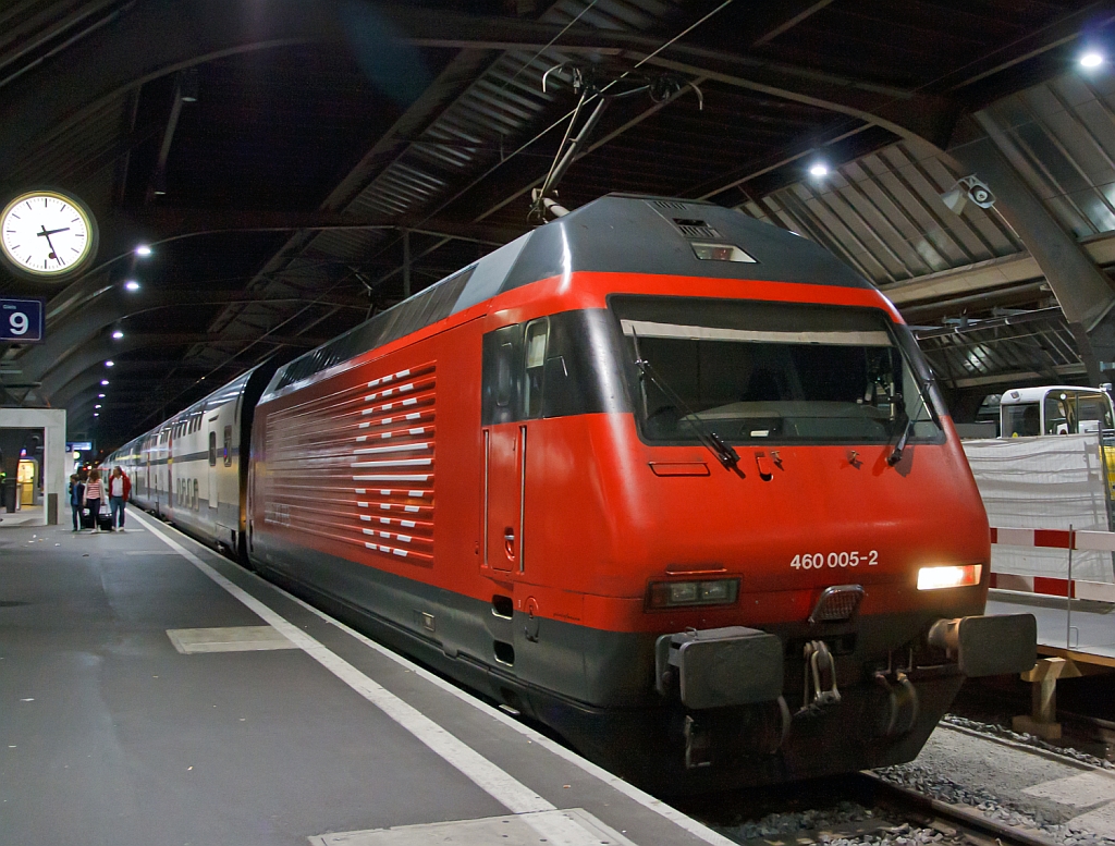 Mit diesem Interregio IR 1551 geogen von der Re 460 005-2   Val d’Anniviers  kam ich man 29.09.2012 p�nktlich (um 2:24 Uhr) von Basel in Z�rich HB an. Zum Taufnamen der Lok, Val d’Anniviers (deutsch Eifischtal) ist ein s�dliches Seitental des Rh�netals im Schweizer Kanton Wallis.
