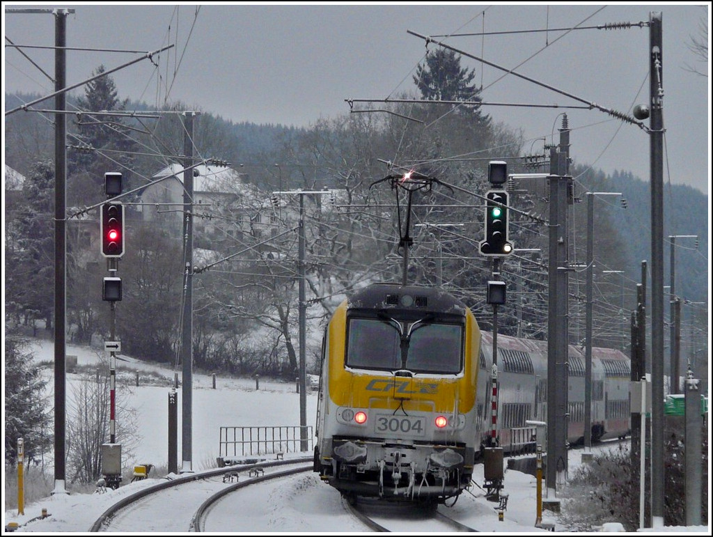 Mit viel B�gelfeuer dr�ckt die 3004 ihre Dostos aus dem Bahnhof von Wilwerwiltz. Mit diesem Bild begann am 21.12.2009 unsere schneereiche Reise nach Chur. (Jeanny) 