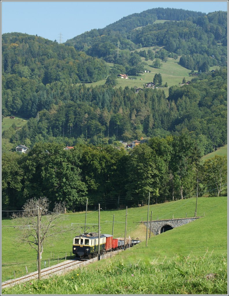 MOB'stalgie: Der (ex MOB) FZe 6/6 2002 kurz vor Cornaux.
9.9.12