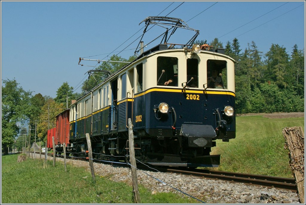 MOB'stalgie: Der (ex MOB) FZe 6/6 2002 mit seinem G�terzug auf der Fahrt nach  Chaulin. 9. Sept. 12