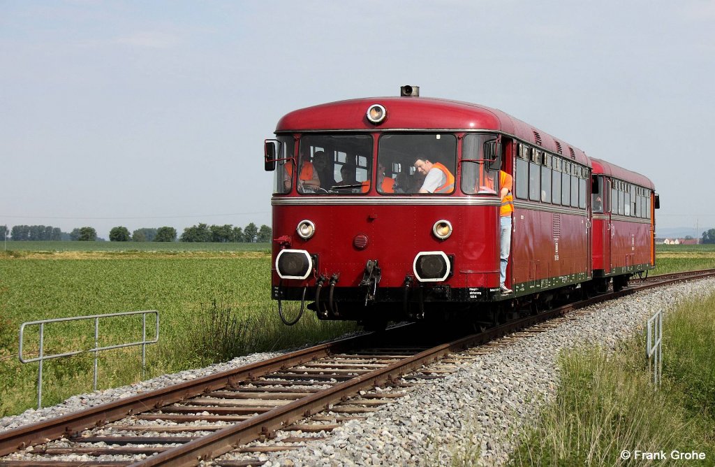 Motorwagen VT 798 706-8 + Steuerwagen 998 840-3 der Passauer Eisenbahnfreunde unterwegs im Rahmen des Sonderzugprogrammes „Mit dem Schienenbus von M�nchen nach Passau“ der IBSE ( Interessengemeinschaft zur Bereisung von Stra�enbahn und Eisenbahnstrecken e.V. ), KBS 880 N�rnberg - Passau, fotografiert bei Radldorf am 28.05.2012 