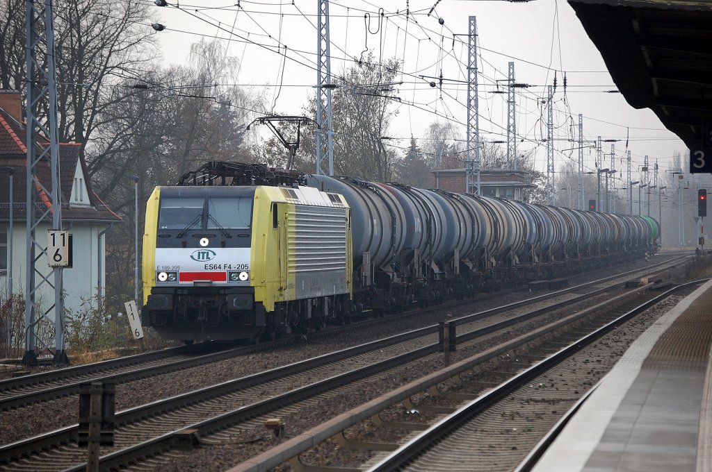 MRCE Dispolok ES 64 F4-205 (91 80 6189 205-8 D-DISPO) der ITL mit Kesselwagenzug am 24.11.11 Berlin-Karow Richtung Bernau.