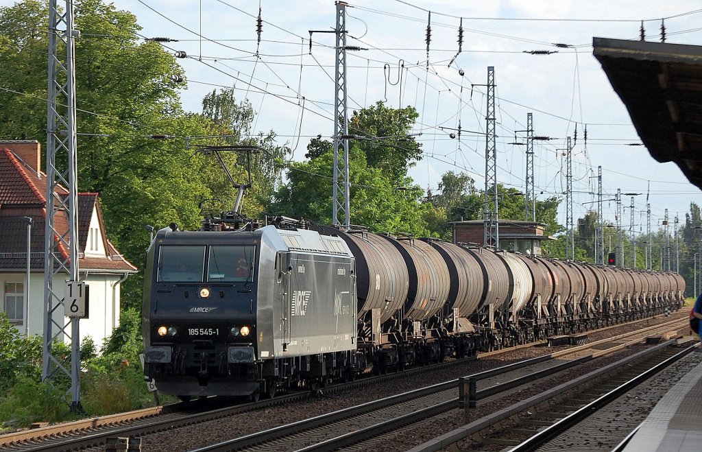 MRCE Leasinglok von CTL 185 545-1 (91 80 6185 545-1-D-DISPO) mit Kesselwagenzug Richtung Bernau, 11.07.12 Berlin-Karow.